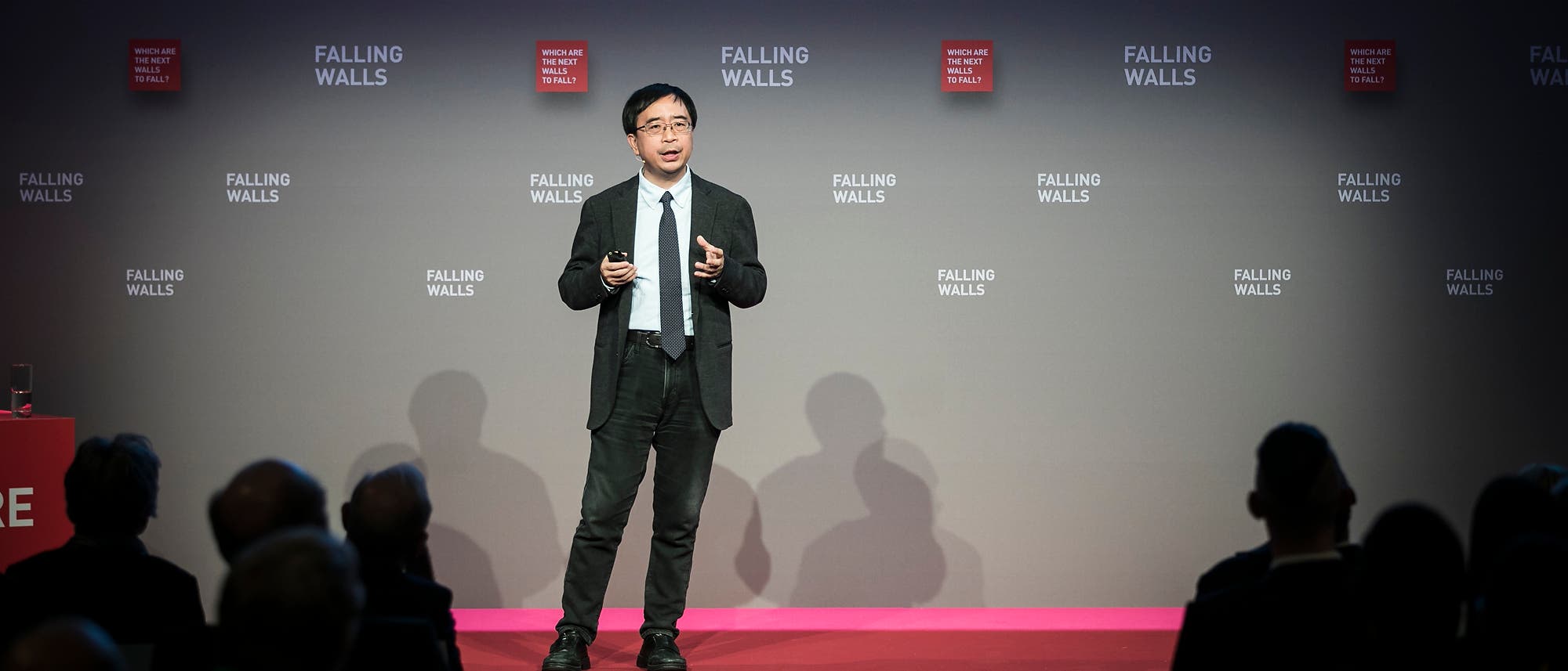 Jian-Wei Pan im November 2017 auf der Falling Walls Konferenz in Berlin. Jian-Wei Pan im November 2017 auf der Falling Walls Konferenz in Berlin.