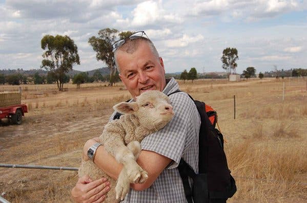 Autor mit adoptiertem Schaf