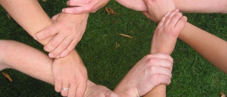 Welche Hand gehört wem? Welche Hand gehört wem?
