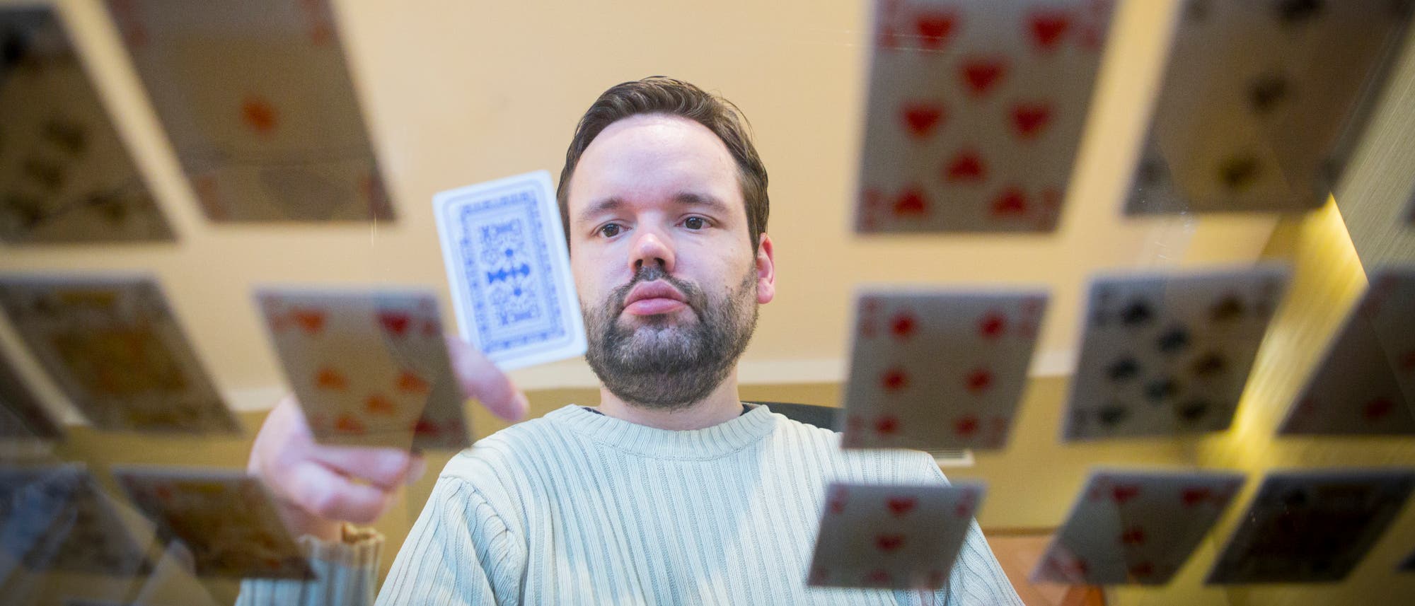 Die Muskeln von Johannes Mallow werden immer schwächer. Seine unheilbare Krankheit hätte ihn auch psychisch fast zerstört – bis er einen Weg fand, sich mit anderen zu messen. Mallow ist heute eines der besten Gedächtnis-Asse der Welt. Die Muskeln von Johannes Mallow werden immer schwächer. Seine unheilbare Krankheit hätte ihn auch psychisch fast zerstört – bis er einen Weg fand, sich mit anderen zu messen. Mallow ist heute eines der besten Gedächtnis-Asse der Welt.