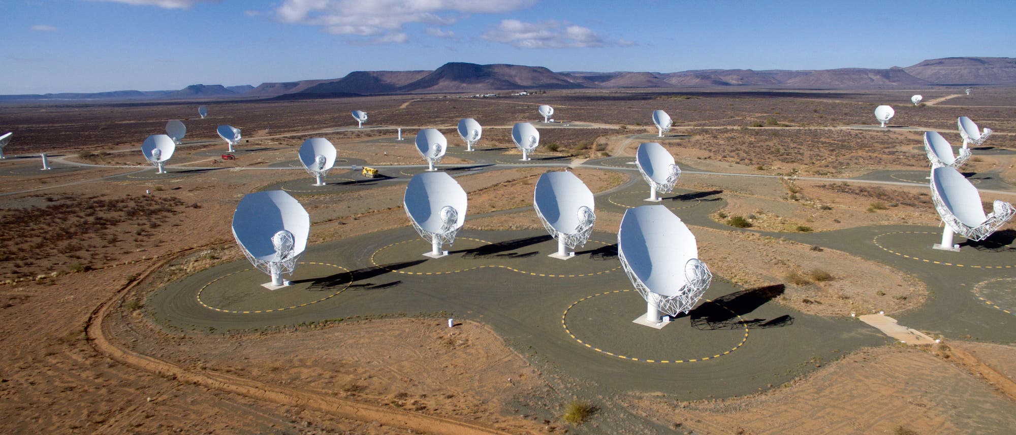 MeerKAT der Vorläufer des Square Kilometer Array MeerKAT der Vorläufer des Square Kilometer Array