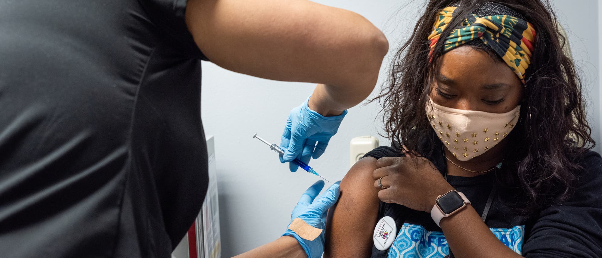 Eine Teilnehmerin der Novavax-Studie erhält eine Impfdosis