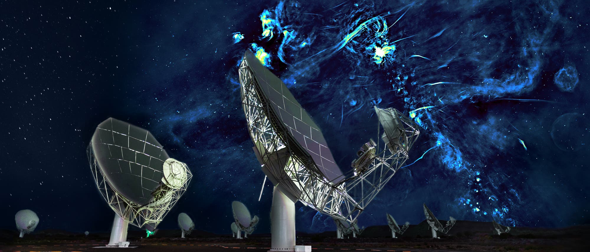 Schüsseln eines Radioteleskops vor einem Radiobild des Galaxienzentrums. Schüsseln eines Radioteleskops vor einem Radiobild des Galaxienzentrums.