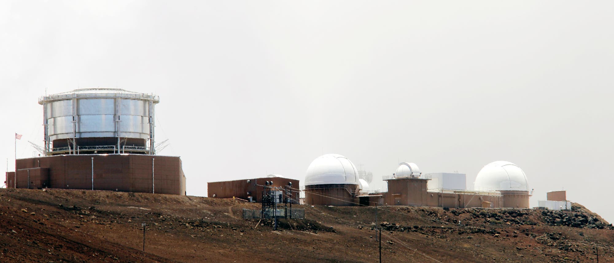 Auf dem Gipfel des Haleakala-Kraters auf der Insel Maui im Haleakala-Nationalpark befindet sich ein astronomisches Forschungsobservatorium, das Haleakalā Observatory. Auf dem Gipfel des Haleakala-Kraters auf der Insel Maui im Haleakala-Nationalpark befindet sich ein astronomisches Forschungsobservatorium, das Haleakalā Observatory.