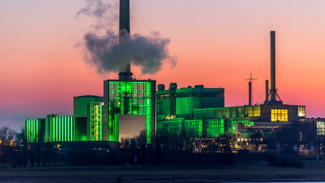 Das Gaskraftwerk Lausward in Düsseldorf erstrahlt in frischem Grün
