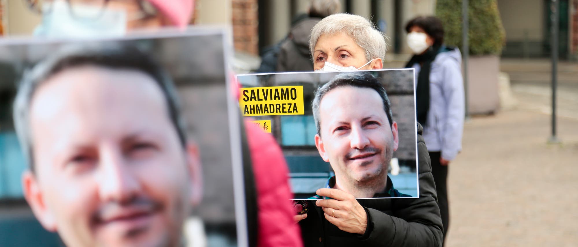 Am 28. November haben Amnesty International und Tadicali Italiani einen Sitzstreik organisiert, um den iranisch-schwedischen Arzt AhmadReza Djalali vor der Todesstrafe zu bewahren. Am 28. November haben Amnesty International und Tadicali Italiani einen Sitzstreik organisiert, um den iranisch-schwedischen Arzt AhmadReza Djalali vor der Todesstrafe zu bewahren.