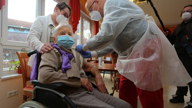 Edith Kwoizalla wird als erste Deutsche gegen Corona geimpft