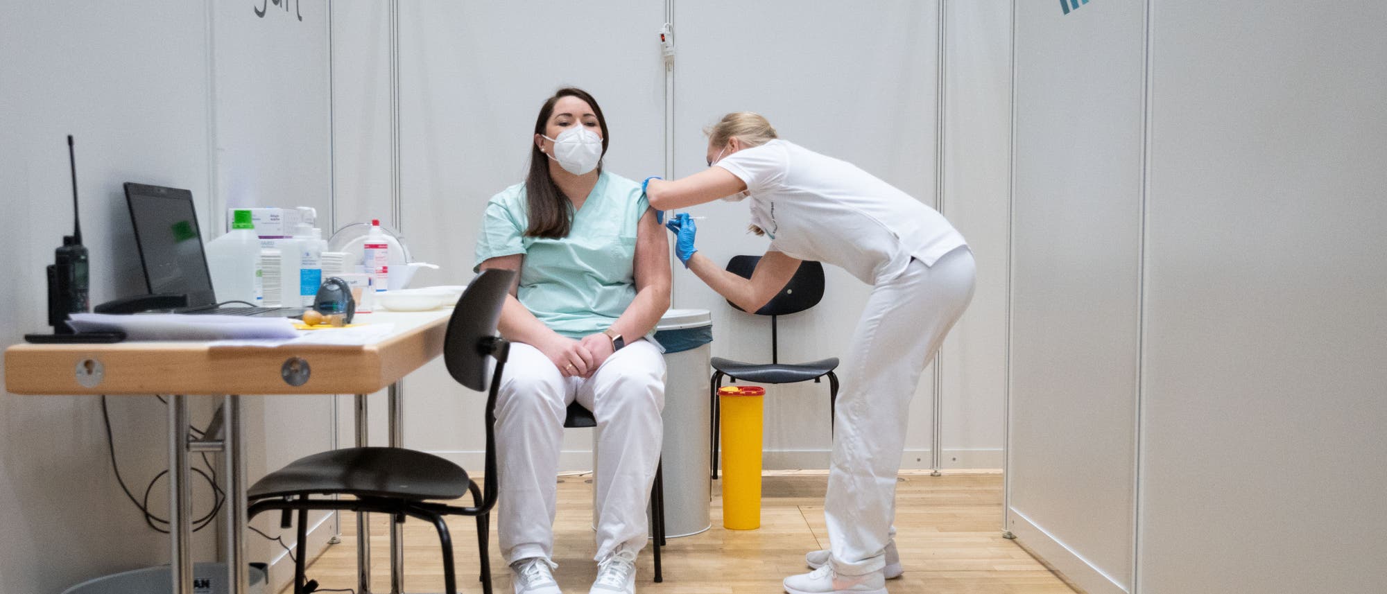 Medizinisches Personal gehört zur ersten Gruppe von Menschen, die Anrecht auf eine Covid-19-Impfung haben. Medizinisches Personal gehört zur ersten Gruppe von Menschen, die Anrecht auf eine Covid-19-Impfung haben.