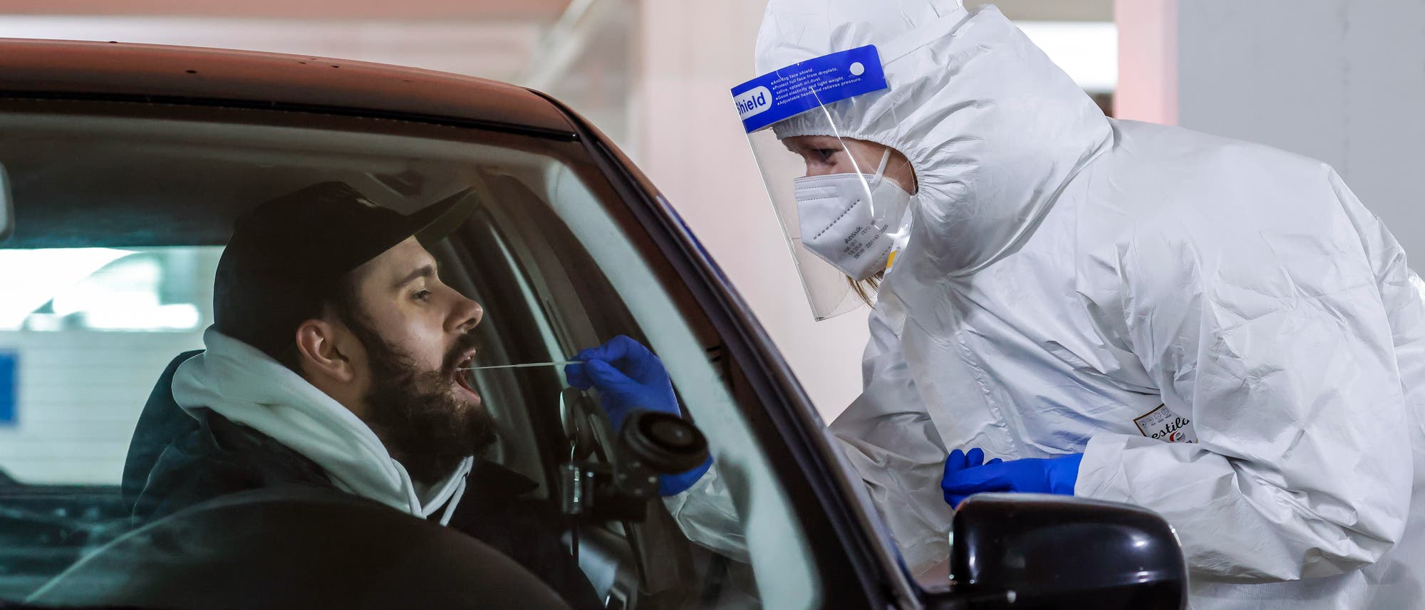 Für einen Covid-Schnelltest fahren die Kundinnen und Kunden des Medicare-Testzentrums im Auto am Drive-in-Schalter zur Probenahme vor (gestellte Szene) Für einen Covid-Schnelltest fahren die Kundinnen und Kunden des Medicare-Testzentrums im Auto am Drive-in-Schalter zur Probenahme vor (gestellte Szene)