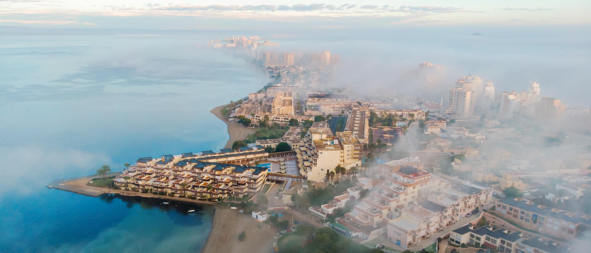 Der Ort La Manga del Mar Menor liegt am Ufer der Salzsees Mar Menor im Südosten Spaniens. Der Ort La Manga del Mar Menor liegt am Ufer der Salzsees Mar Menor im Südosten Spaniens.