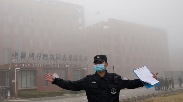 Ordnungshüter vor dem Wuhan Institute of Virology