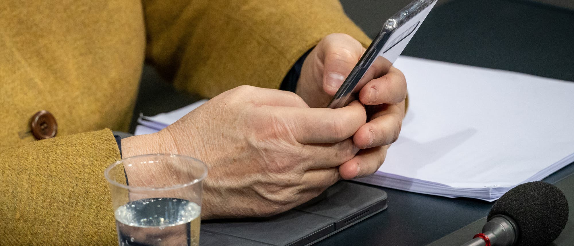 Bundeskanzlerin Angela tippt auf ihrem Smartphone im Bundestag Bundeskanzlerin Angela tippt auf ihrem Smartphone im Bundestag