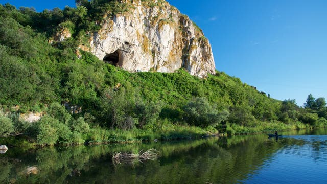In der Tschagyrskaja-Höhle im Altai entdeckten Archäologen die Reste einer Neandertalerin.