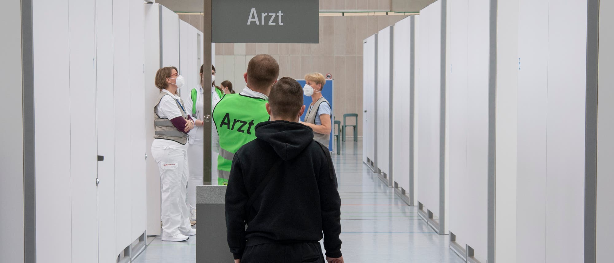 Ein Mitarbeiter der Fraport AG wird in der Impfstraße des Impfzentrum des Flughafenbetreibers Fraport von einem Arzt auf seine bevorstehende Corona-Impfung vorbereitet. Ein Mitarbeiter der Fraport AG wird in der Impfstraße des Impfzentrum des Flughafenbetreibers Fraport von einem Arzt auf seine bevorstehende Corona-Impfung vorbereitet.