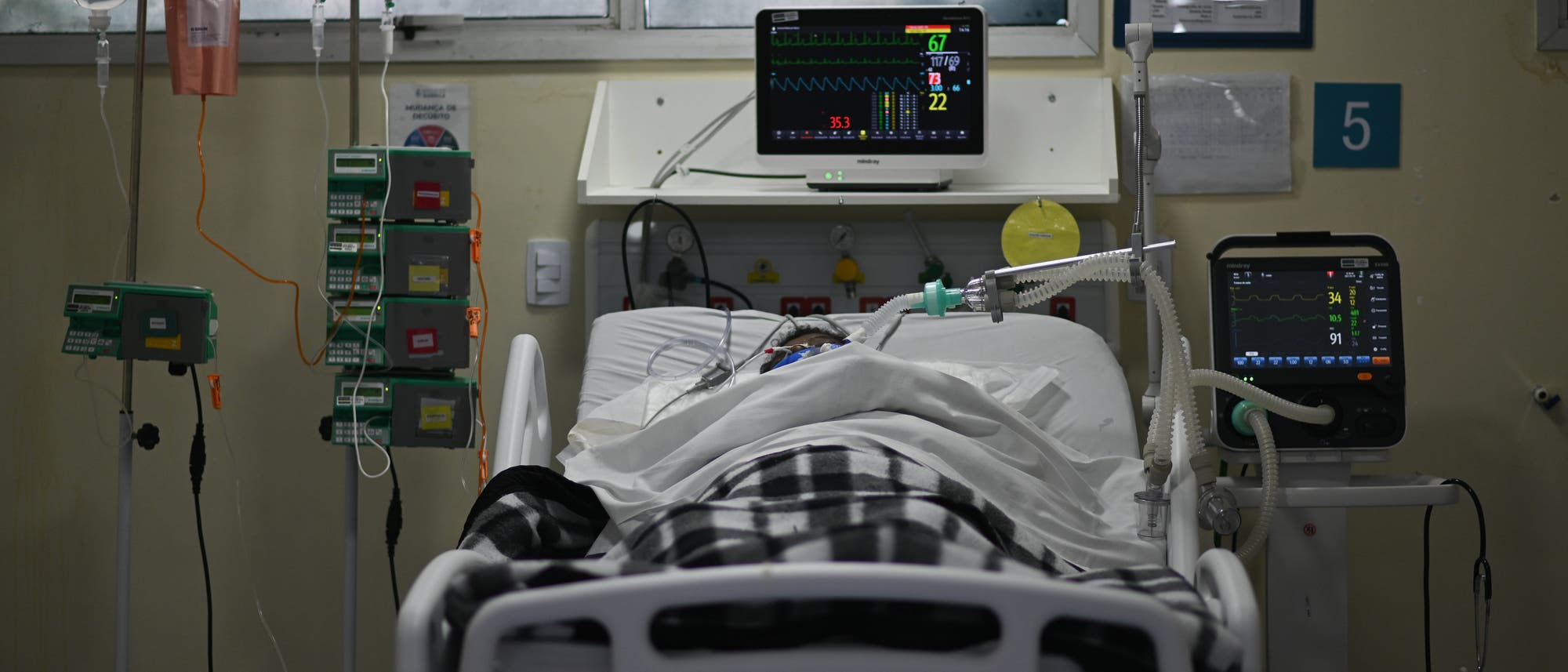 Der intubierte Patient wird in einem brasilianischen Krankenhaus behandelt. Der intubierte Patient wird in einem brasilianischen Krankenhaus behandelt.