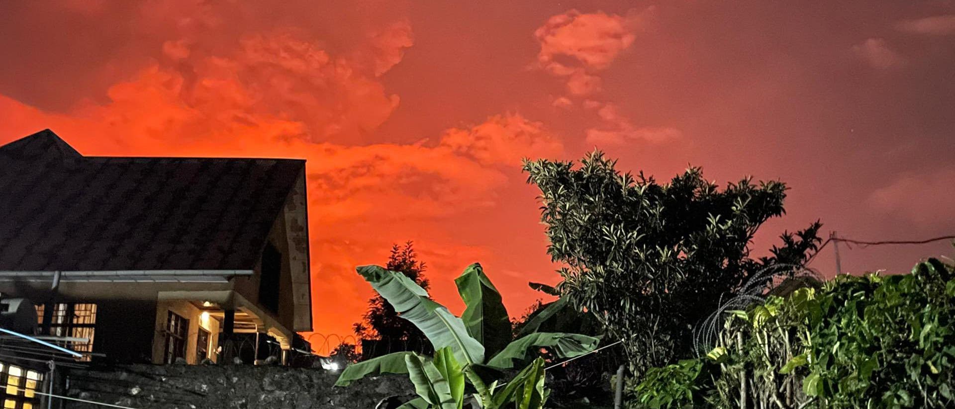 Nach Ausbruch des Vulkans Nyiragongo am 22. Mai 2021 leuchtete der Nachthimmel der Millionenstadt Goma in der Demokratischen Republik Kongo orange-rot. Nach Ausbruch des Vulkans Nyiragongo am 22. Mai 2021 leuchtete der Nachthimmel der Millionenstadt Goma in der Demokratischen Republik Kongo orange-rot.