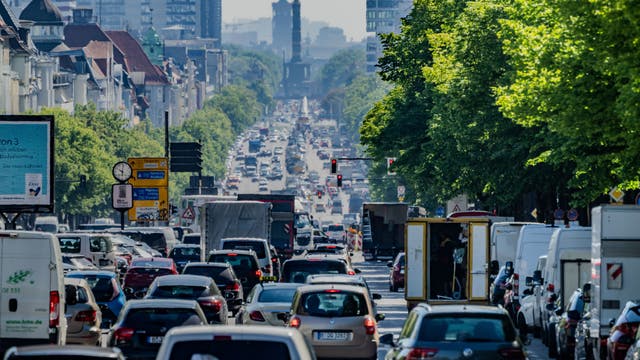 Viel Verkehr auf dem Kaiserdamm in Berlin.