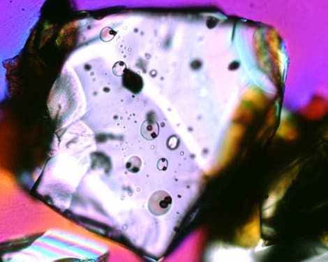 Olivinkristall mit eingeschlossenen Gasblasen