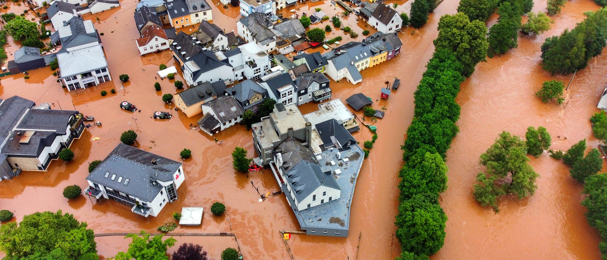 Luftbild eines ziemlich vollständig gefluteten Ortes. Ich weiß leider nicht, welcher es ist, weil das beim Agenturbild nicht dabei stand. Aber der Fluss heißt Kyll. Luftbild eines ziemlich vollständig gefluteten Ortes. Ich weiß leider nicht, welcher es ist, weil das beim Agenturbild nicht dabei stand. Aber der Fluss heißt Kyll.