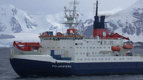 Polarstern bei ihrer Reise durchs Weddell-Meer