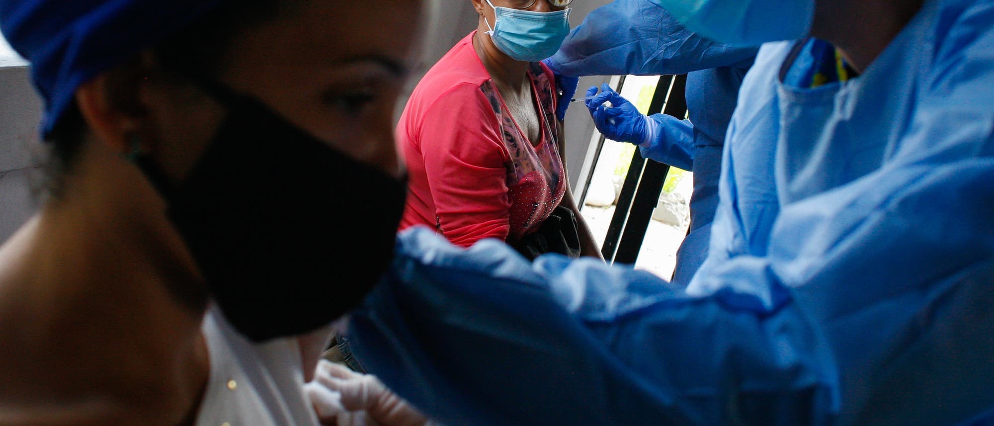 Eine Frau wird im Westen der Stadt Caracas, Venezuela, mit dem in China von Sinopharm hergestellten Präparat gegen Covid-19 geimpft. Eine Frau wird im Westen der Stadt Caracas, Venezuela, mit dem in China von Sinopharm hergestellten Präparat gegen Covid-19 geimpft.
