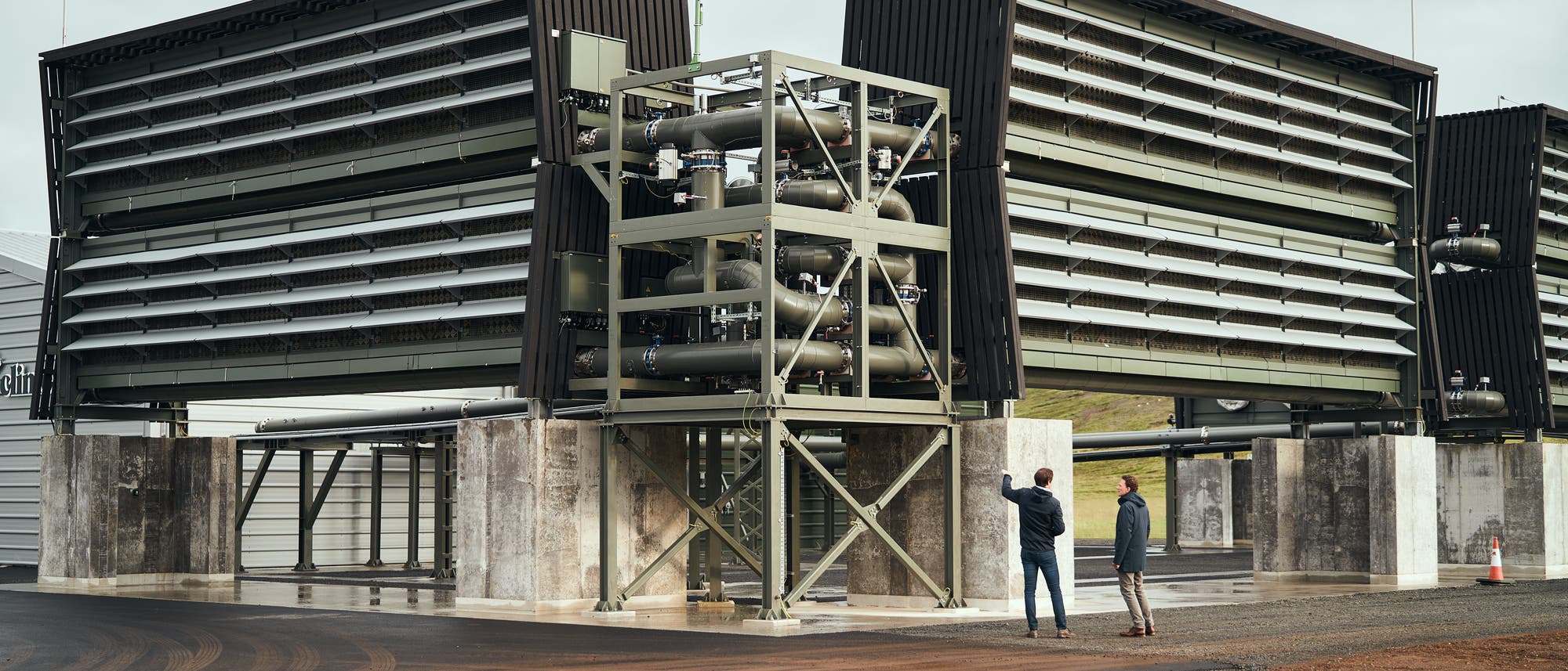 Die jüngst eröffnete Direct-air-capture-Anlage Orca besteht aus zwei Ventilatorsätzen, die Luft durrch einen Kohlendioxidfilter leiten. Die jüngst eröffnete Direct-air-capture-Anlage Orca besteht aus zwei Ventilatorsätzen, die Luft durrch einen Kohlendioxidfilter leiten.