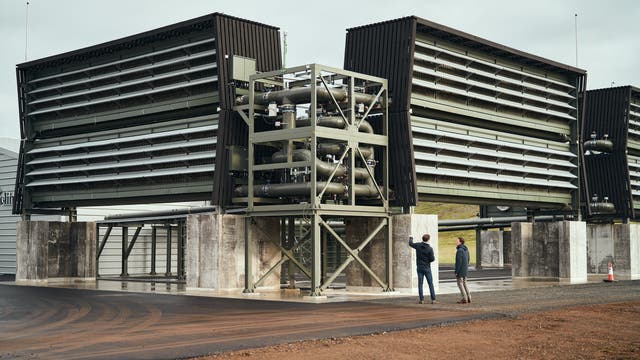 Die jüngst eröffnete Direct-air-capture-Anlage Orca besteht aus zwei Ventilatorsätzen, die Luft durrch einen Kohlendioxidfilter leiten.