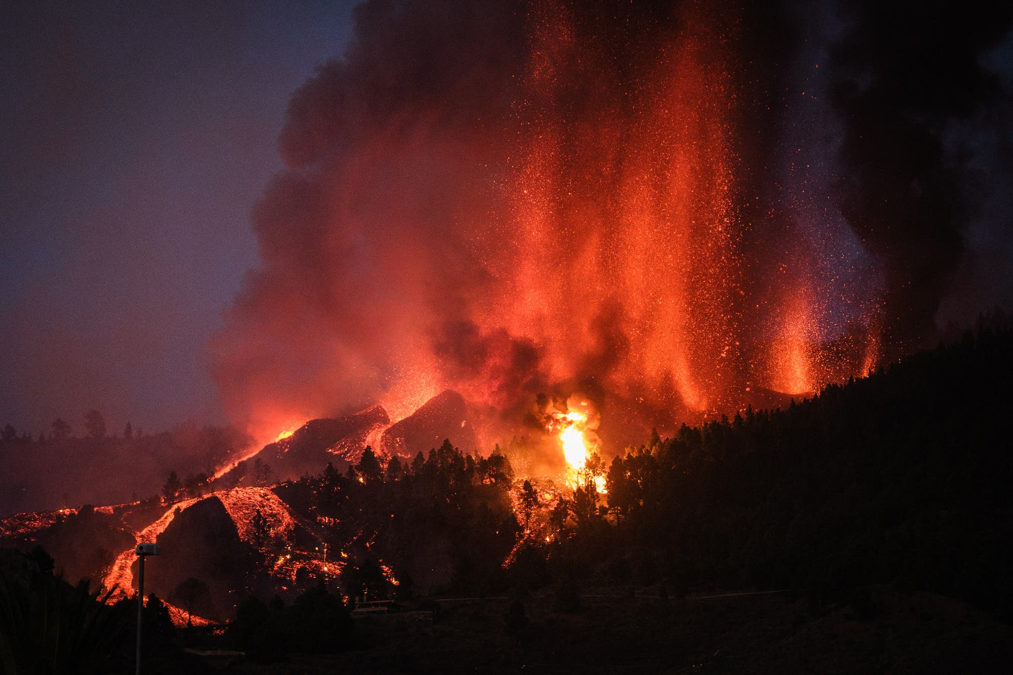 Feuerfontäne in der Cumbre Vieja Feuerfontäne in der Cumbre Vieja