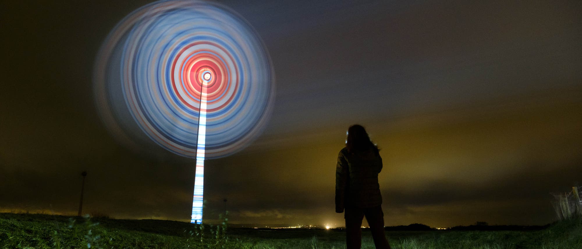 Eine Lichtinstallation am ältesten Windpark Großbritanniens projiziert ein blau-rotes Streifenmuster auf eine Windturbine, das die fortschreitende globale Erwärmung anzeigt. Und nicht etwa den bösen Verdacht, dass beim COP26 vermutlich nicht viel mehr als n bunter Lolli rumkommen wird. Eine Lichtinstallation am ältesten Windpark Großbritanniens projiziert ein blau-rotes Streifenmuster auf eine Windturbine, das die fortschreitende globale Erwärmung anzeigt. Und nicht etwa den bösen Verdacht, dass beim COP26 vermutlich nicht viel mehr als n bunter Lolli rumkommen wird.