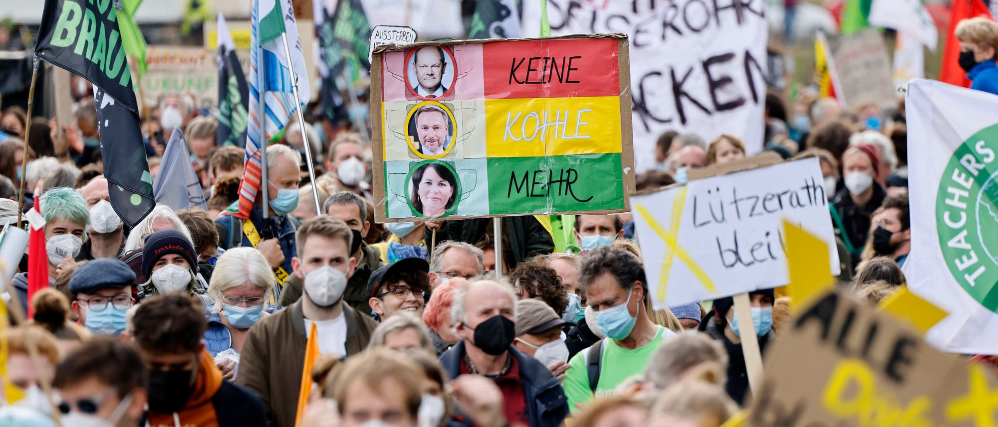 Mitglieder von Greenpeace, Fridays for Future und linksradikalen Gruppen haben Ende Oktober 2021 in Lützerath gegen den Kohleabbau protestiert. 