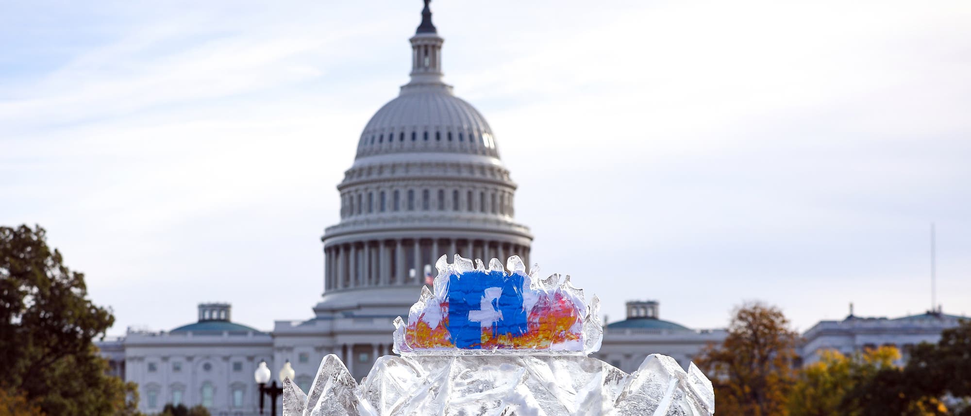 Klimaaktivisten demonstrieren mit einer Eisskulptur vor dem US-Kapitol gegen die Rolle von Facebook bei der Verbreitung von Fehlinformationen Klimaaktivisten demonstrieren mit einer Eisskulptur vor dem US-Kapitol gegen die Rolle von Facebook bei der Verbreitung von Fehlinformationen