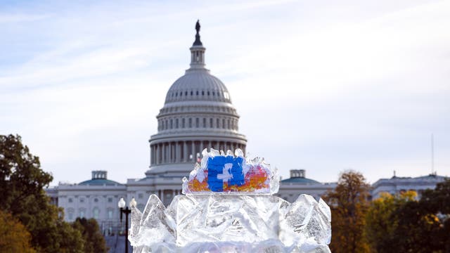 Klimaaktivisten demonstrieren mit einer Eisskulptur vor dem US-Kapitol gegen die Rolle von Facebook bei der Verbreitung von Fehlinformationen