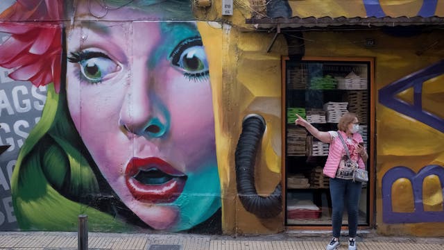 Eine Frau vor einem Graffiti im Zentrum von Athen, Griechenland, am 4. November 2021.
