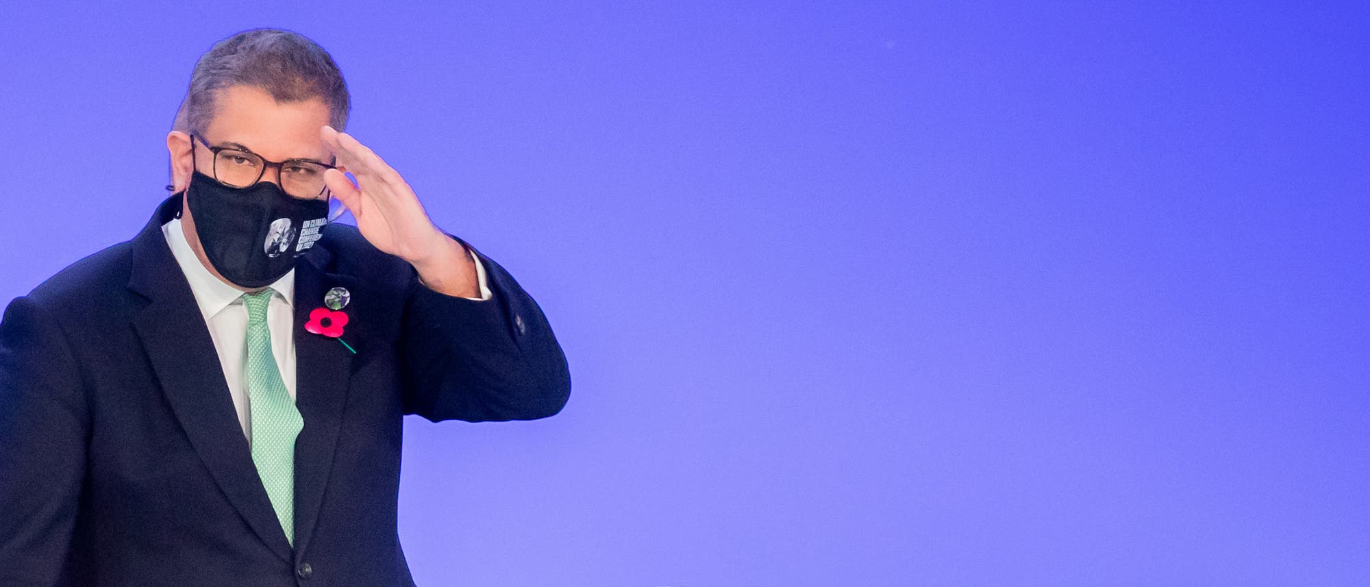 lok Sharma, Präsident der COP26, grüßt bei der UN-Klimakonferenz COP26 vor Sitzungsbeginn einen Anwesenden. lok Sharma, Präsident der COP26, grüßt bei der UN-Klimakonferenz COP26 vor Sitzungsbeginn einen Anwesenden.