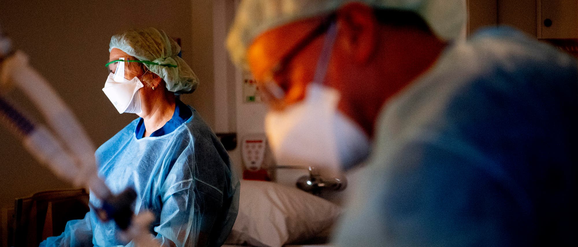 Eine Krankenschwester und ein Pfleger behandeln einen Corona-Patienten auf der Covid-Intensivstation im niederländischen Van Weel-Bethesda-Krankenhaus, der an ein Beatmungsgerät angeschlossen ist. Eine Krankenschwester und ein Pfleger behandeln einen Corona-Patienten auf der Covid-Intensivstation im niederländischen Van Weel-Bethesda-Krankenhaus, der an ein Beatmungsgerät angeschlossen ist.