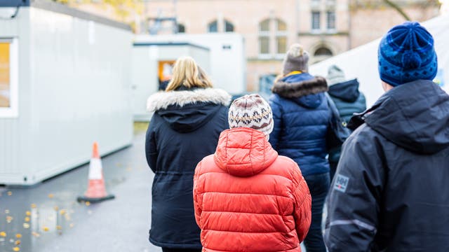 Im November 2021 warten Menschen vor Impfzelten in Hannover