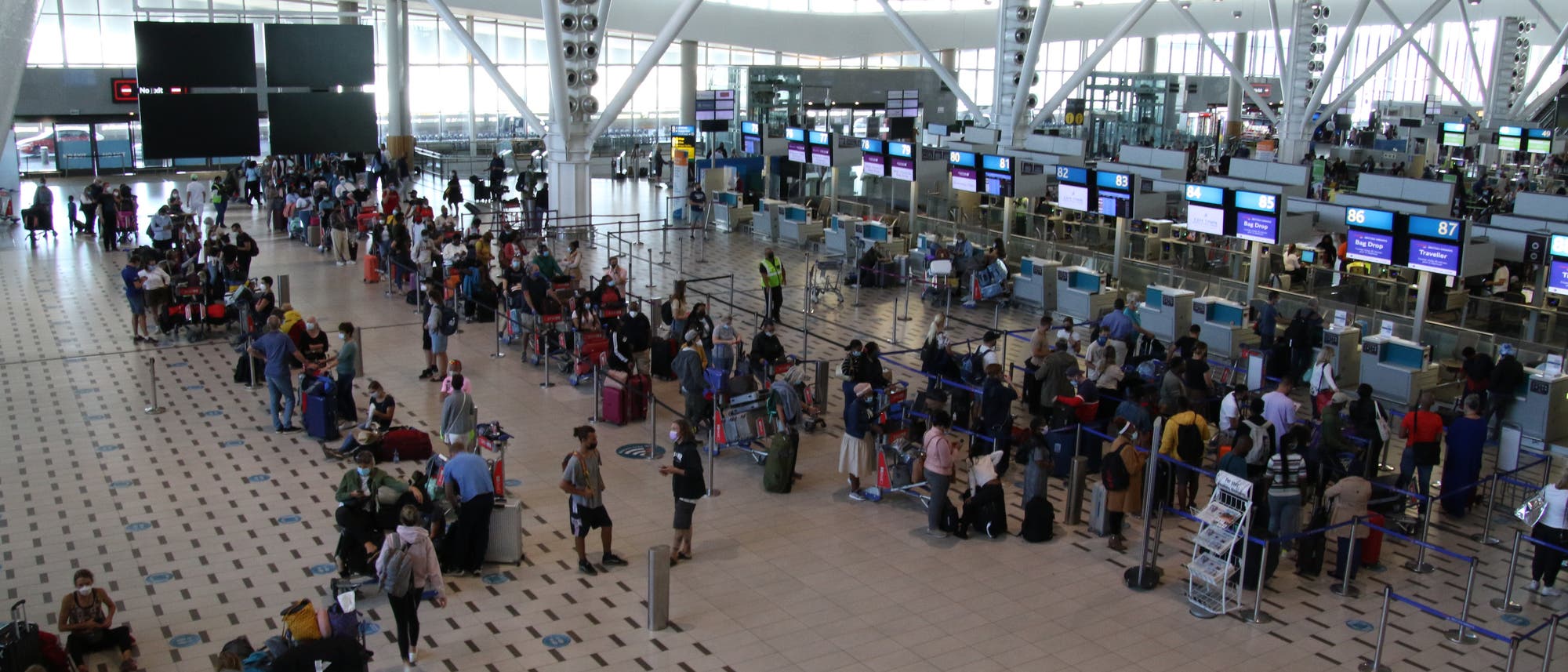 Schlange von Reisenden am Flughafen in Kapstadt Schlange von Reisenden am Flughafen in Kapstadt