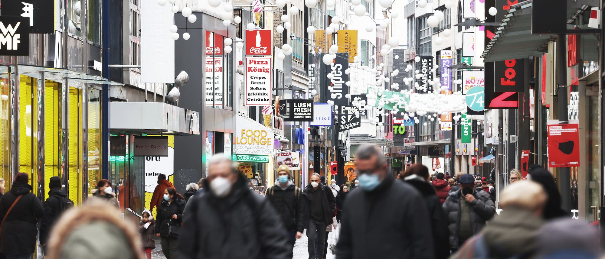 Menschen gehen durch die Fußgängerzone Hohe Straße in Köln Menschen gehen durch die Fußgängerzone Hohe Straße in Köln