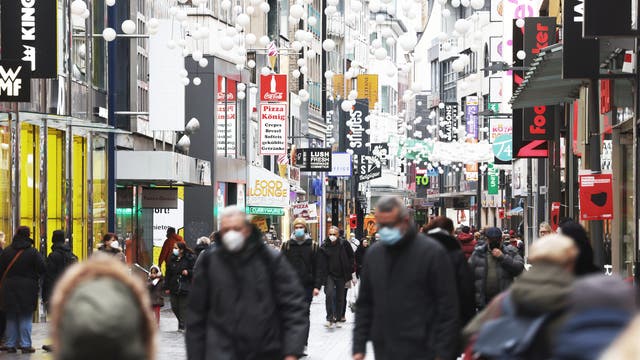Menschen gehen durch die Fußgängerzone Hohe Straße in Köln