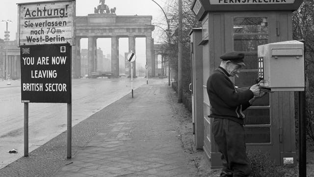 Briefkasten und Telefonzellen am Brandenburger Tor. Foto, um 1959.