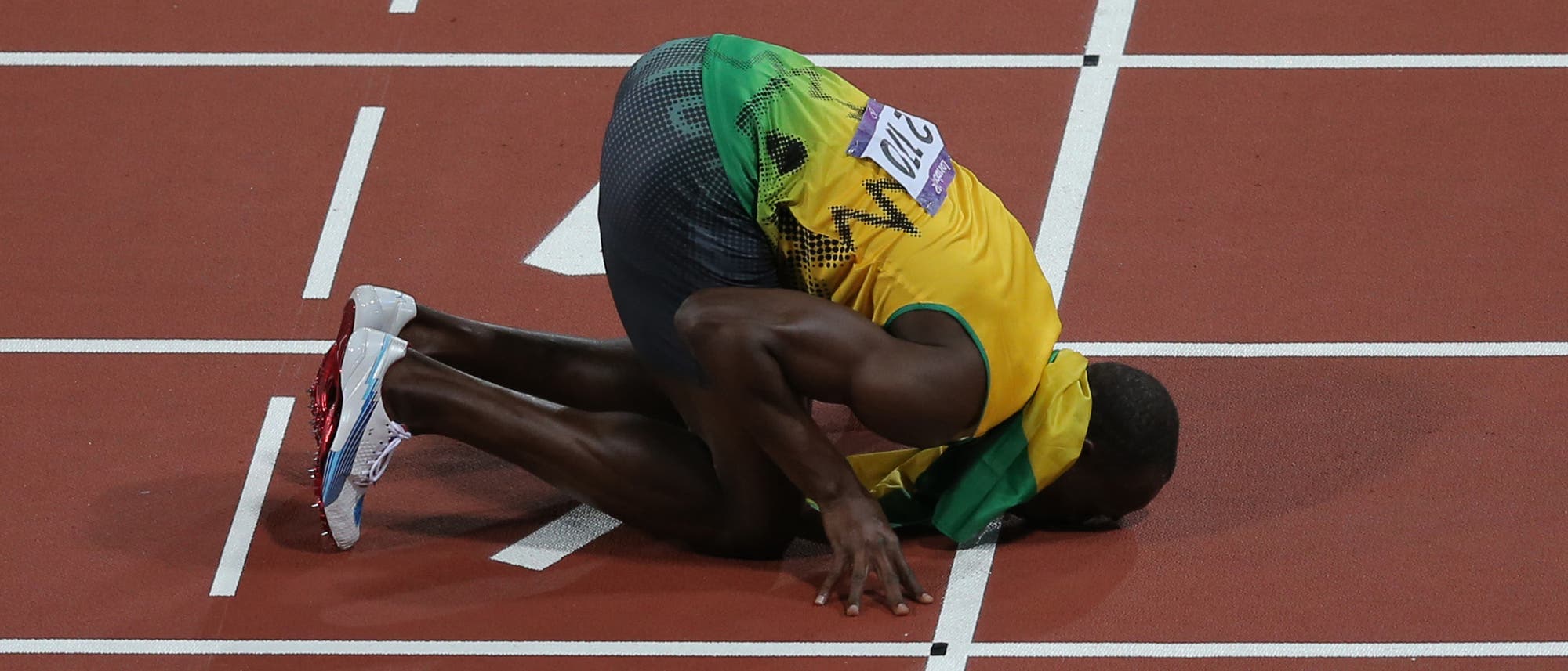Usain Bolt küsst den Boden nach seinem Olympiasieg über 200 Meter in London 2012 Usain Bolt küsst den Boden nach seinem Olympiasieg über 200 Meter in London 2012