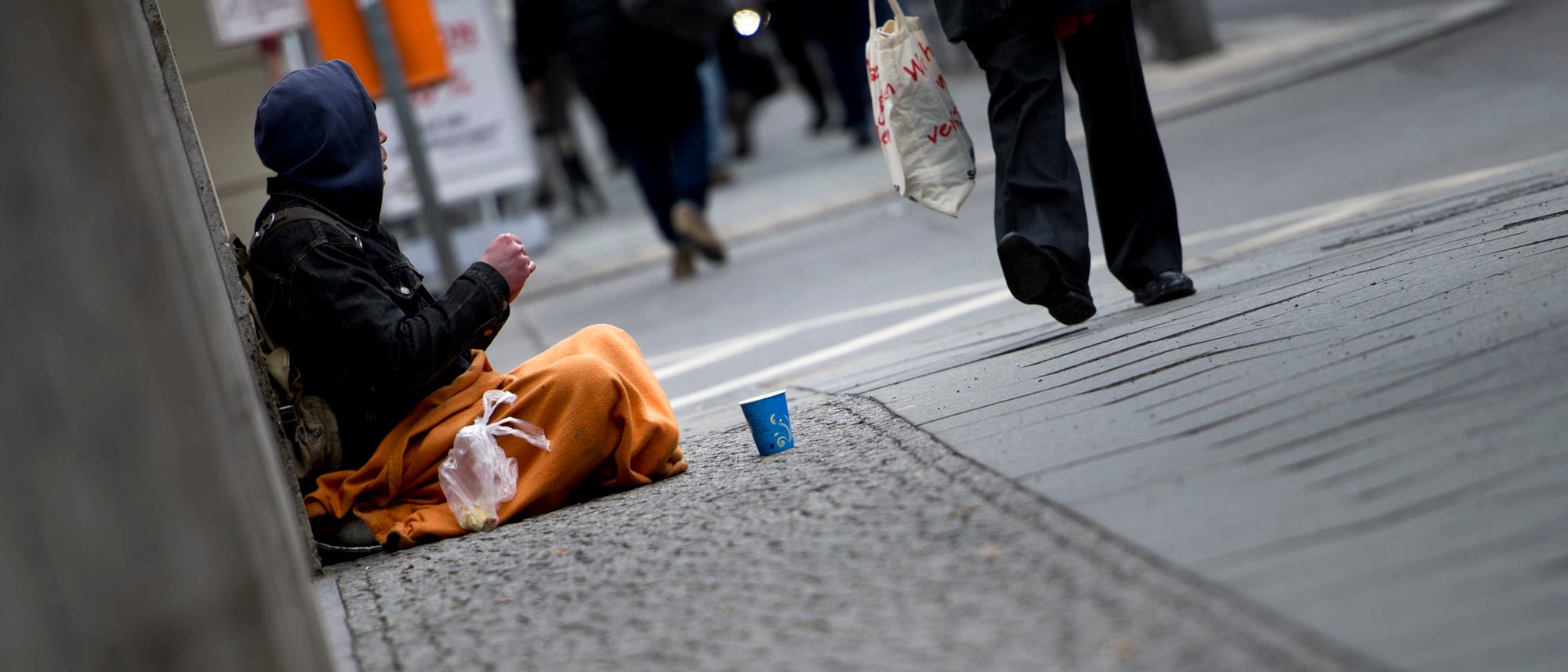 Ein Mann in Berlin bittet um eine Spende. Ein Mann in Berlin bittet um eine Spende.