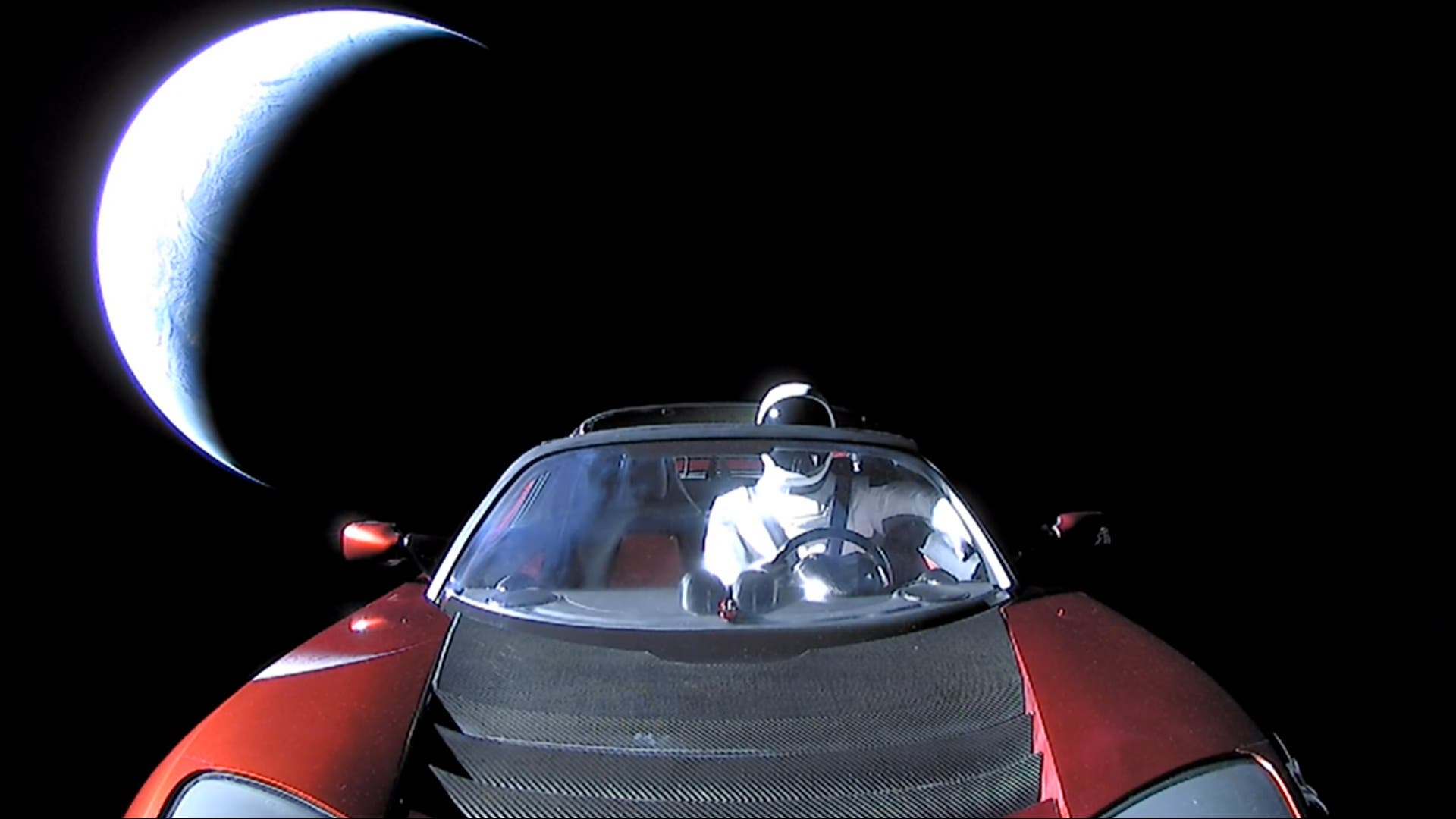 Der »Starman« vor der Erdsichel Der »Starman« vor der Erdsichel