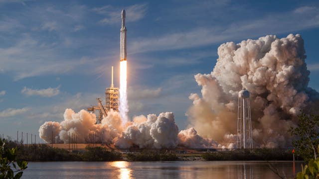 Start der Schwerlastrakete Falcon Heavy