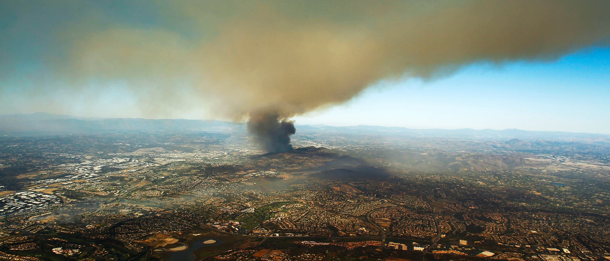 Ein Feuer brennt in den kalifornischen San Elijo Hills Ein Feuer brennt in den kalifornischen San Elijo Hills