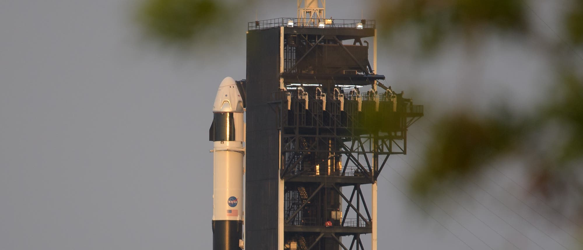 SpaceX'»Crew Dragon« an Bord einer Falcon-9-Rakete auf dem Weltraumbahnhhof Cape Canaveral in Florida. SpaceX'»Crew Dragon« an Bord einer Falcon-9-Rakete auf dem Weltraumbahnhhof Cape Canaveral in Florida.