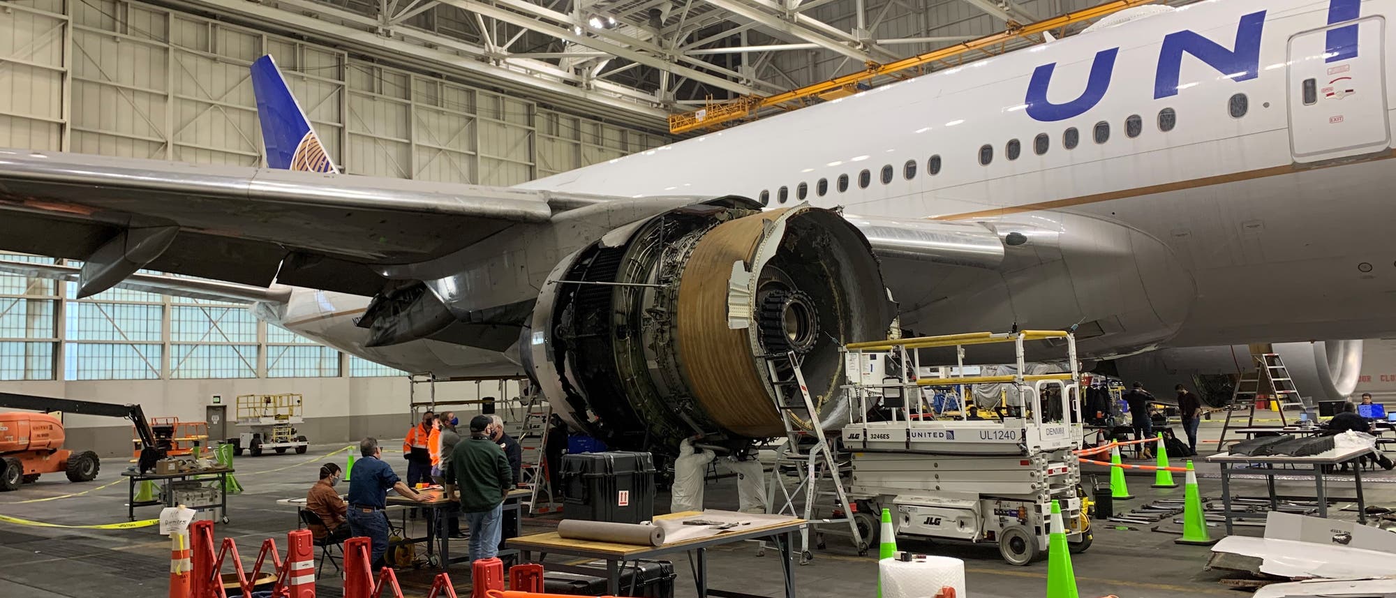 Auf Schadenssuche im Hangar von NTSB Auf Schadenssuche im Hangar von NTSB