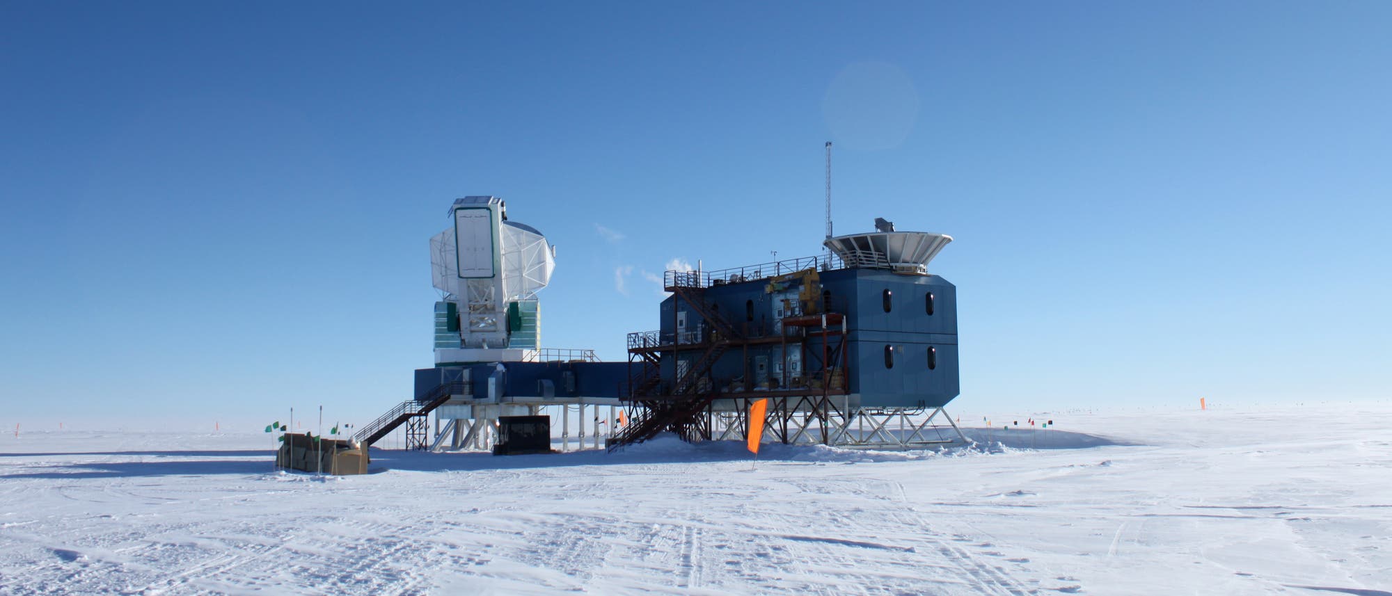 Das South Pole Telescope - Seine Messungen könnten über das Schicksal der Theorie von der frühen dunklen Energie entscheiden. Das South Pole Telescope - Seine Messungen könnten über das Schicksal der Theorie von der frühen dunklen Energie entscheiden.