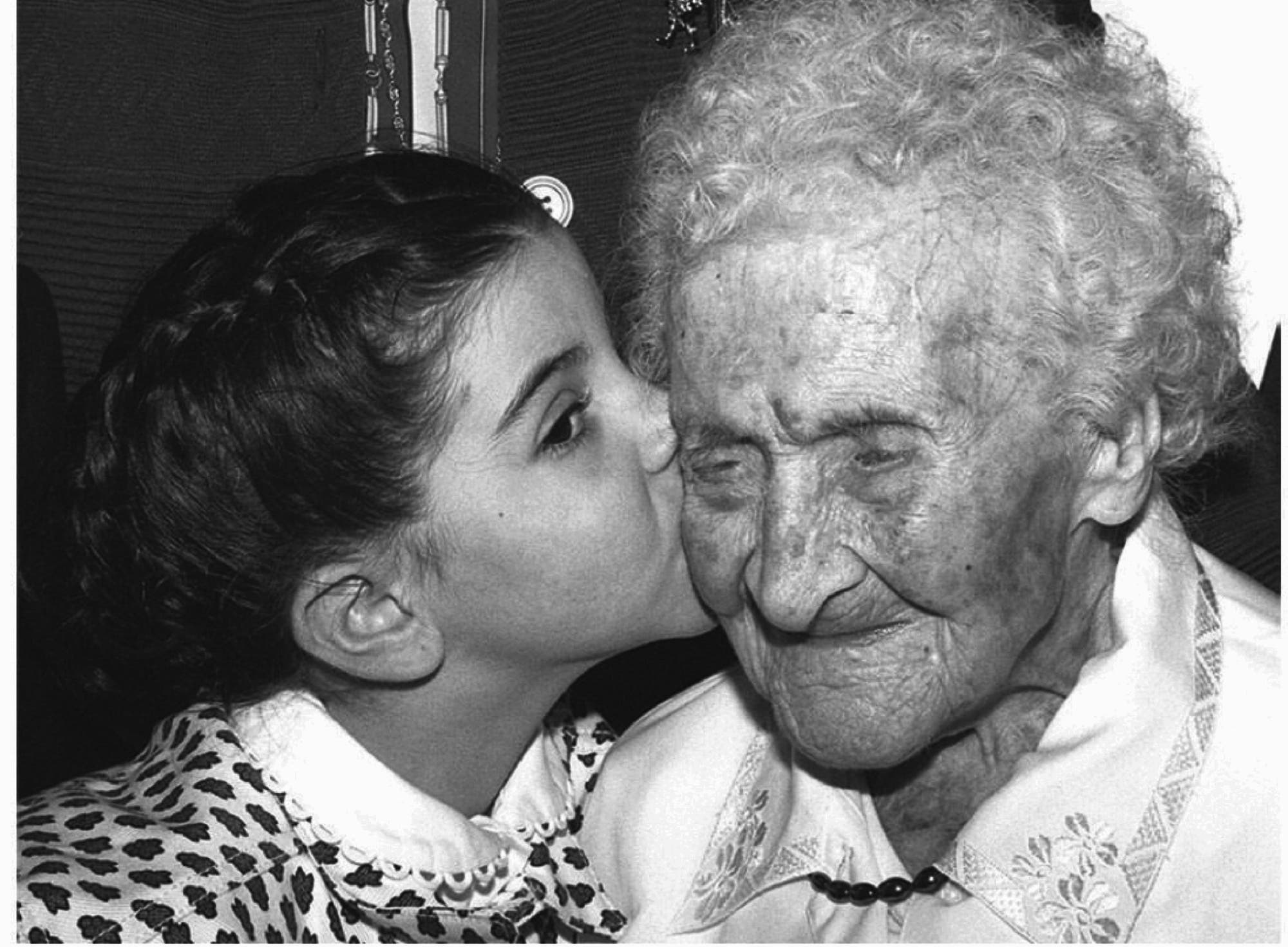 Das französische Mädchen Marine küsst die offiziell älteste Frau der Welt an deren 121. Geburtstag. Im Alter von 122 Jahren starb Jeanne Calment.