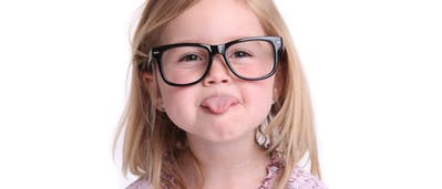 Mädchen mit Brille Mädchen mit Brille